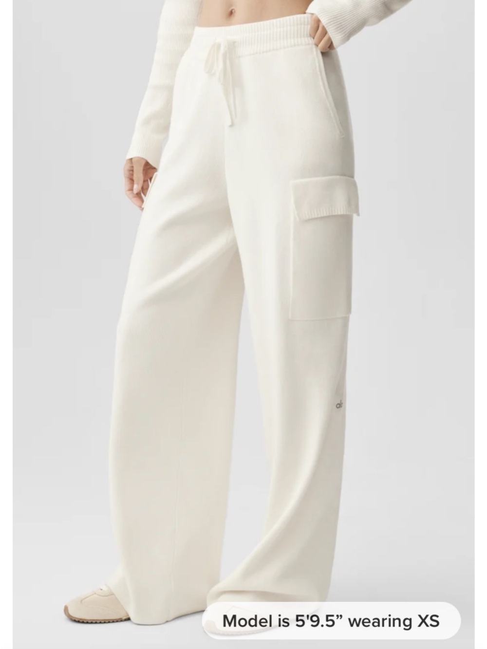 ALO Yoga Wide-Leg Cargo Sweatpants in Cream